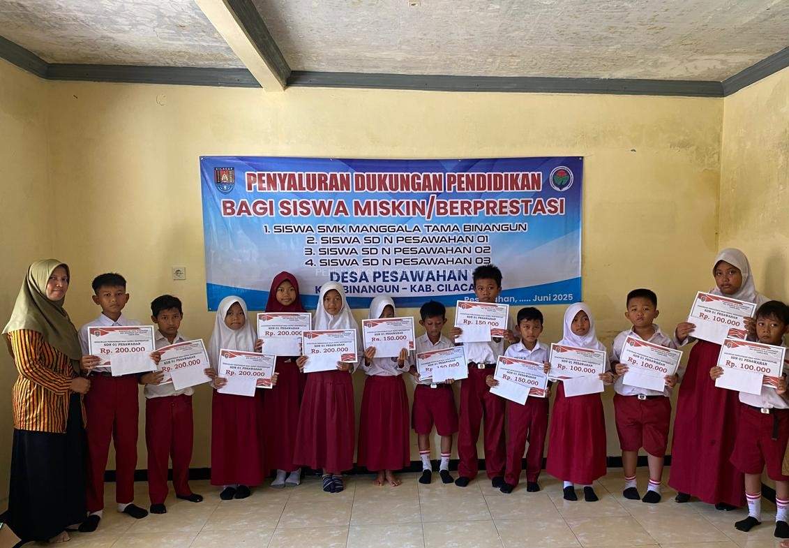 PENYALURAN DUKUNGAN PENDIDIKAN BAGI SISWA BERPRESTASI DESA PESAWAHAN